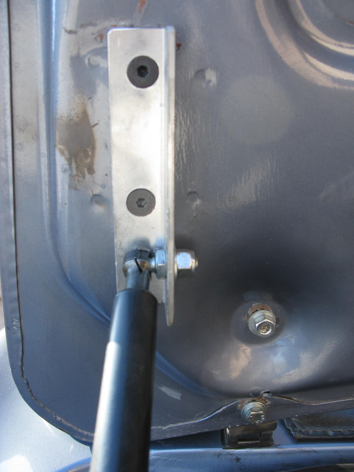 Gas mounts (2).JPG